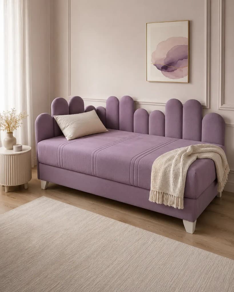 Ljubičasti velvet kauč sa valovitim naslonom i bjelom dekora u minimalističkom enterijeru
